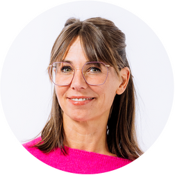 Profil von Augenoptikermeisterin Anna Kuhl mit Andy Wolf Brille in Ihrer Werkstatt im Dortmunder Kreuzviertel